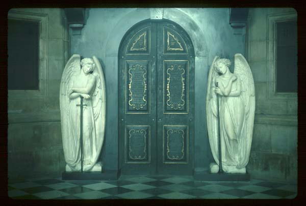 doorway_at_st_pauls.JPG (31274 bytes)