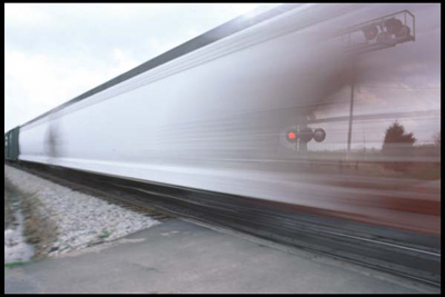 blurred_train.jpg (56011 bytes)