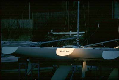boat_in_shadow.jpg (14327 bytes)