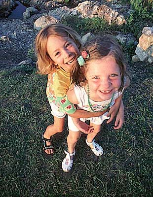 emily_and_leeann.jpg (57437 bytes)